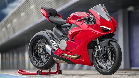 Ducati panigale v2 - Jun 1, 2022 · Compared to the Panigale V2, this version is made unique by the special livery, inspired by the 996 R and by the prestigious Ohlins components, that elevates track performance to a whole new level. The 2022 Ducati Panigale V2 / V2 Bayliss starts at: Panigale V2 MSRP: $17,395 USD / $19,595 CDN. Panigale V2 Bayliss MSRP: $21,000 USD / $23,695 CDN. 